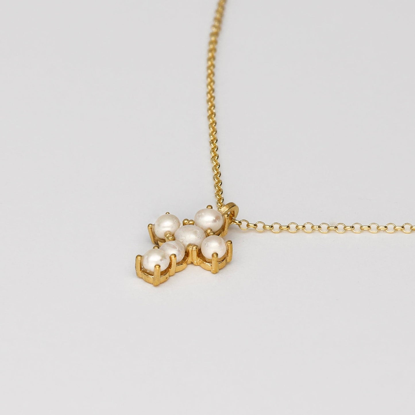 Detalle del colgante cruz con perlas Bendita Eva, mostrando 6 perlas engarzadas y diseño delicado