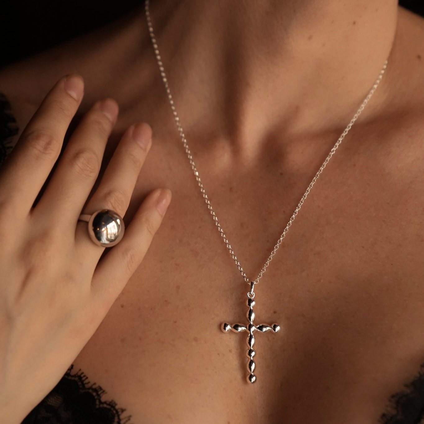 Colgante Cruz Protection de plata de ley lucido en modelo, mostrando combinación con cadena para un estilo elegante y versátil - Bendita Eva
