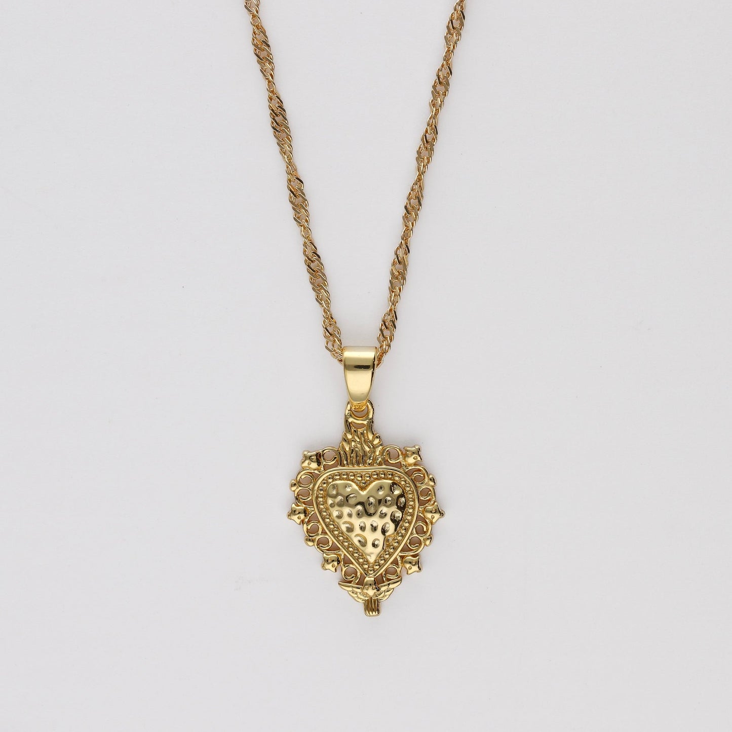 Colgante Sagrado Corazón Fe de Bendita Eva en oro con cadena, mostrado solo en plano detalle, amuleto de amor propio y empoderamiento.
