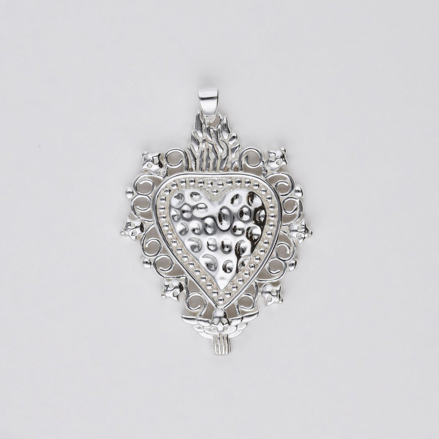 Colgante Sagrado Corazón Fe de Bendita Eva en plata de ley, sin cadena, símbolo de autenticidad y conexión con la esencia interior.