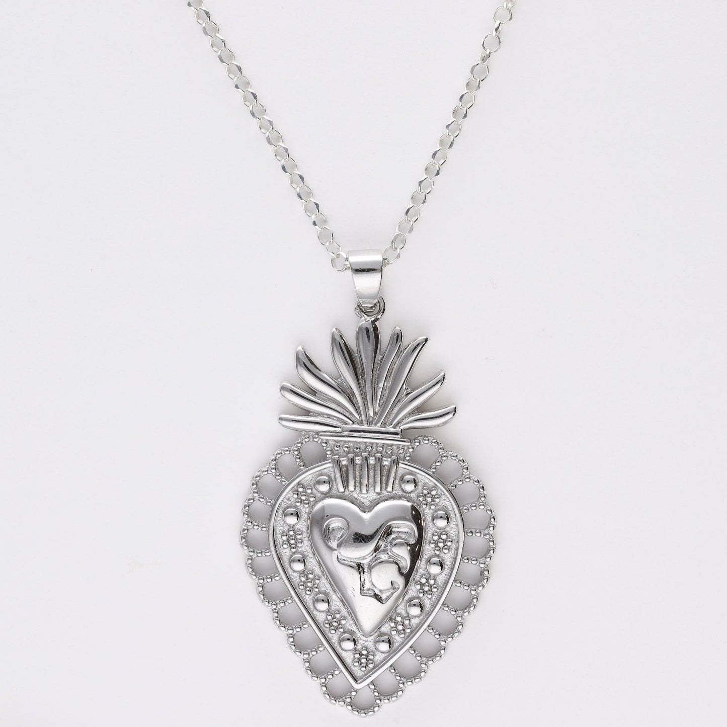 Colgante Sagrado Corazón de Bendita Eva en plata de ley con cadena, mostrado en plano detalle, amuleto de amor propio y empoderamiento.
