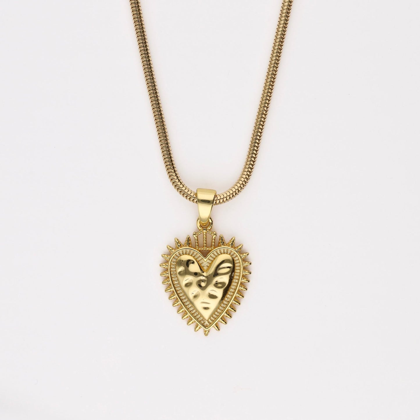 Colgante Sagrado Corazón Protection de Bendita Eva en oro con cadena, mostrado solo en plano detalle, amuleto de amor propio y empoderamiento.
