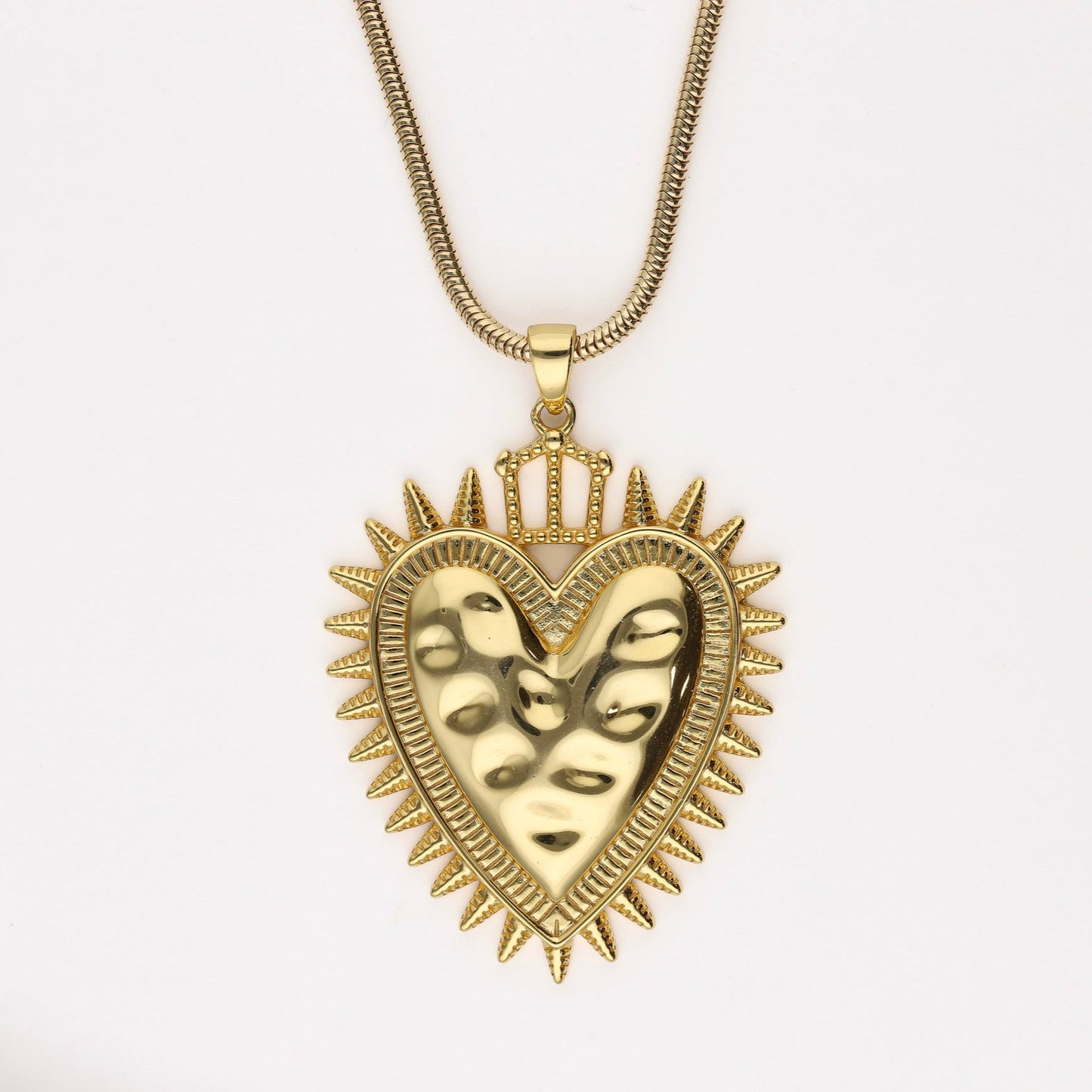 Colgante Sagrado Corazón Protection en oro de Bendita Eva, mostrado en plano detalle con cadena, joya amuleto de diseño exclusivo.