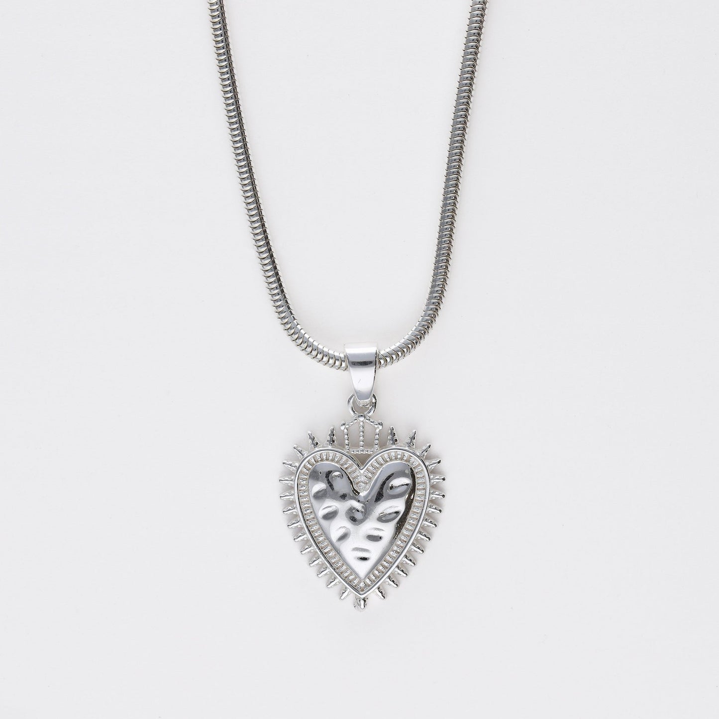 Colgante Sagrado Corazón Protection de Bendita Eva en plata de ley con cadena, mostrado solo en plano detalle, amuleto de amor propio y empoderamiento.

