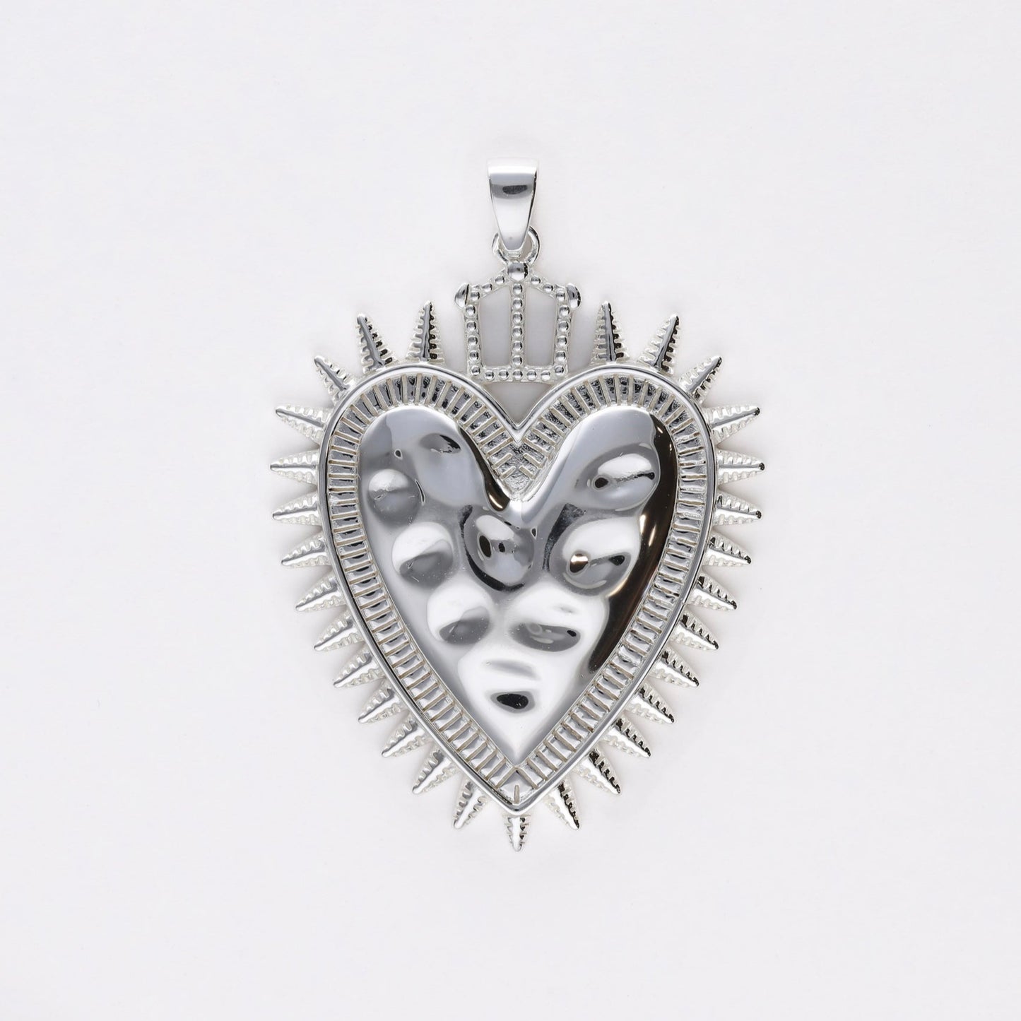 Colgante Sagrado Corazón Protection en plata de ley de Bendita Eva sin cadena, joya simbólica inspirada en el amor propio y la protección.