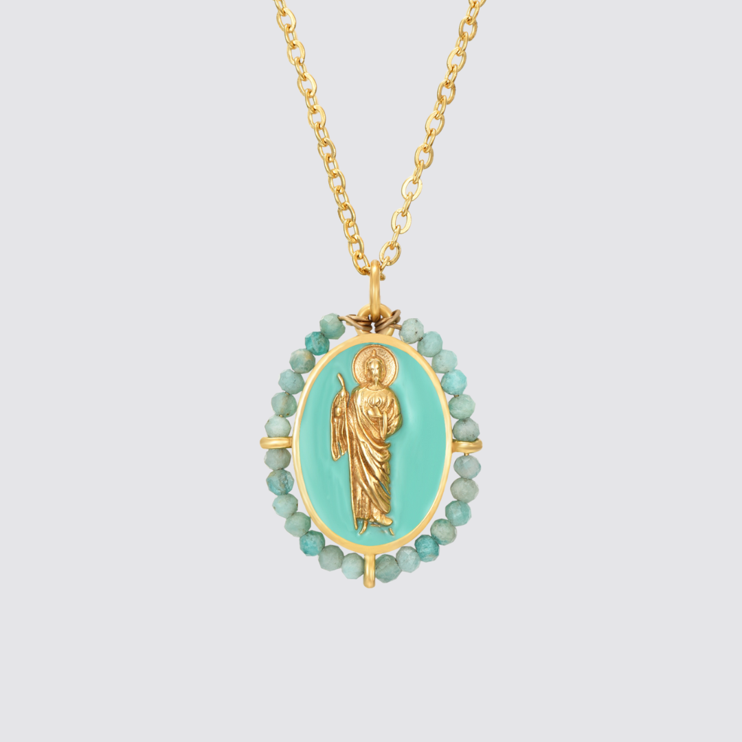 Colgante San Judas Tadeo con amazonita natural de 2,5 mm y medalla de 21 mm, amuleto artesanal hecho en España por Bendita Eva.