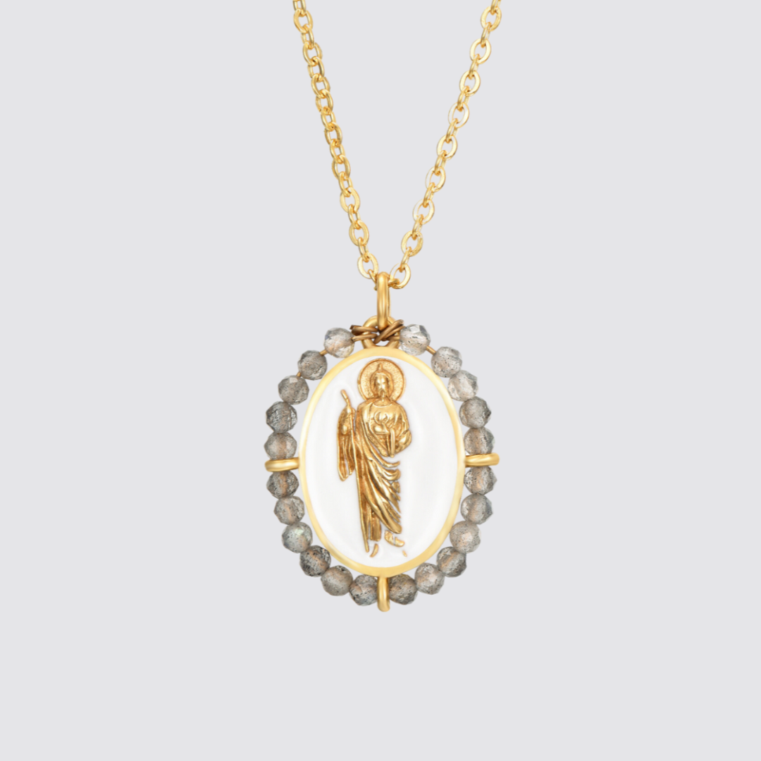 Colgante San Judas Tadeo con piedras naturales de labradorita de 2,5 mm y medalla protectora de 21 mm hecho artesanalmente en España por Bendita Eva.