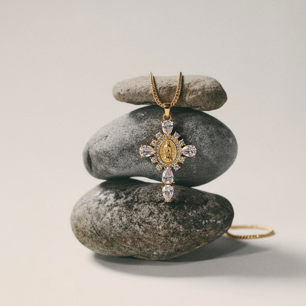 Colgante de la Virgen Milagrosa Bendita Eva | Medalla dorada con circonitas, joya simbólica de plata bañada en oro 18K inspirada en la fe y la belleza interior.