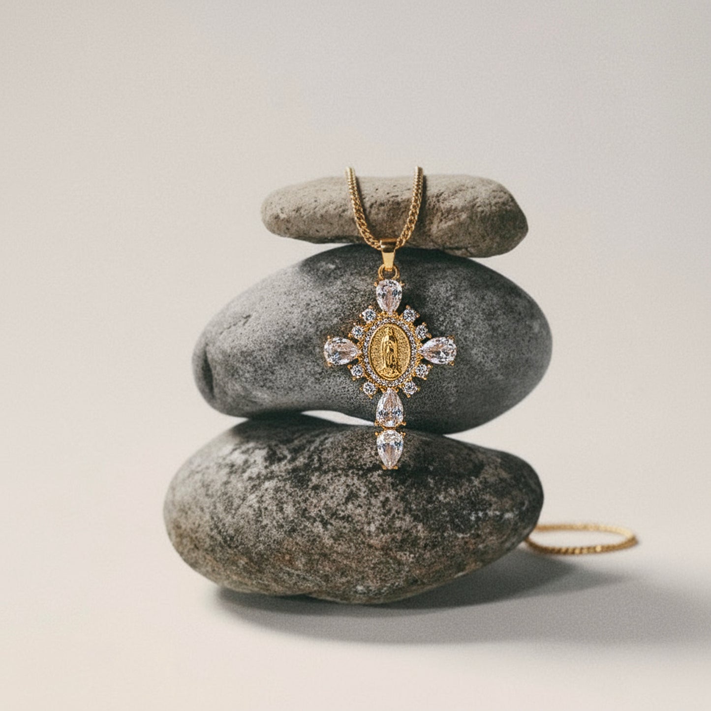 Colgante de la Virgen Milagrosa Bendita Eva | Medalla dorada con circonitas, joya simbólica de plata bañada en oro 18K inspirada en la fe y la belleza interior.