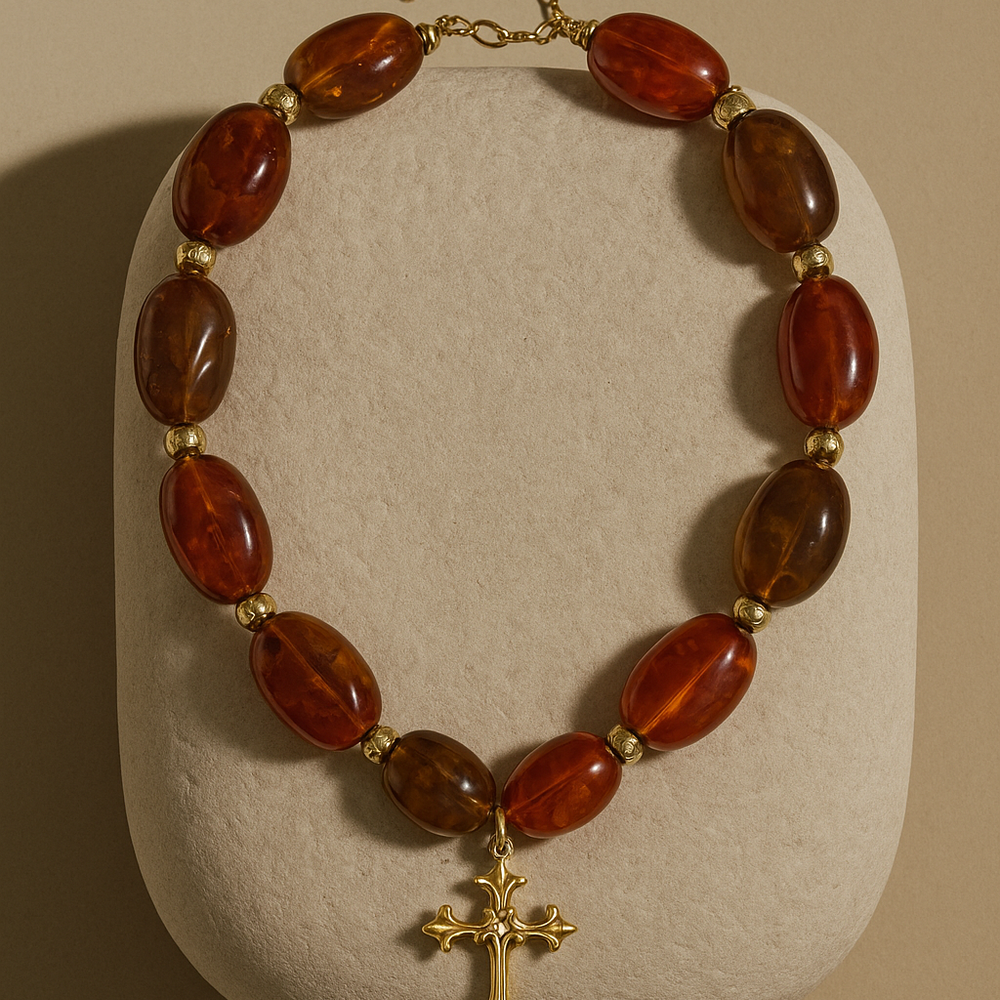 Colgante con cruz dorada y piedras naturales Bendita Eva | Collares y colgantes con simbolismo espiritual, joyas de plata bañadas en oro 18K hechas en España.