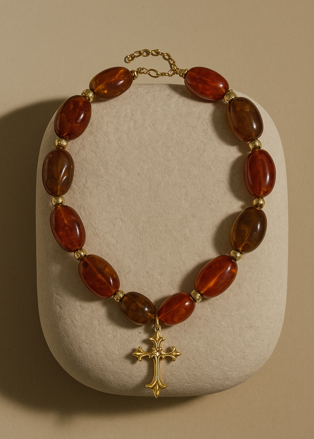 Colgante con cruz dorada y piedras naturales Bendita Eva | Collares y colgantes con simbolismo espiritual, joyas de plata bañadas en oro 18K hechas en España.