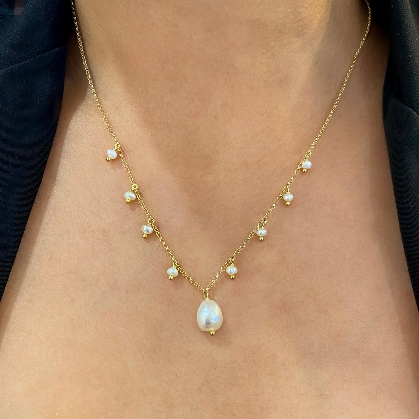 Collar de cadena fina con perlas colgantes y bolitas doradas lucido en modelo, hecho en plata con baño de oro de 18K de Bendita Eva