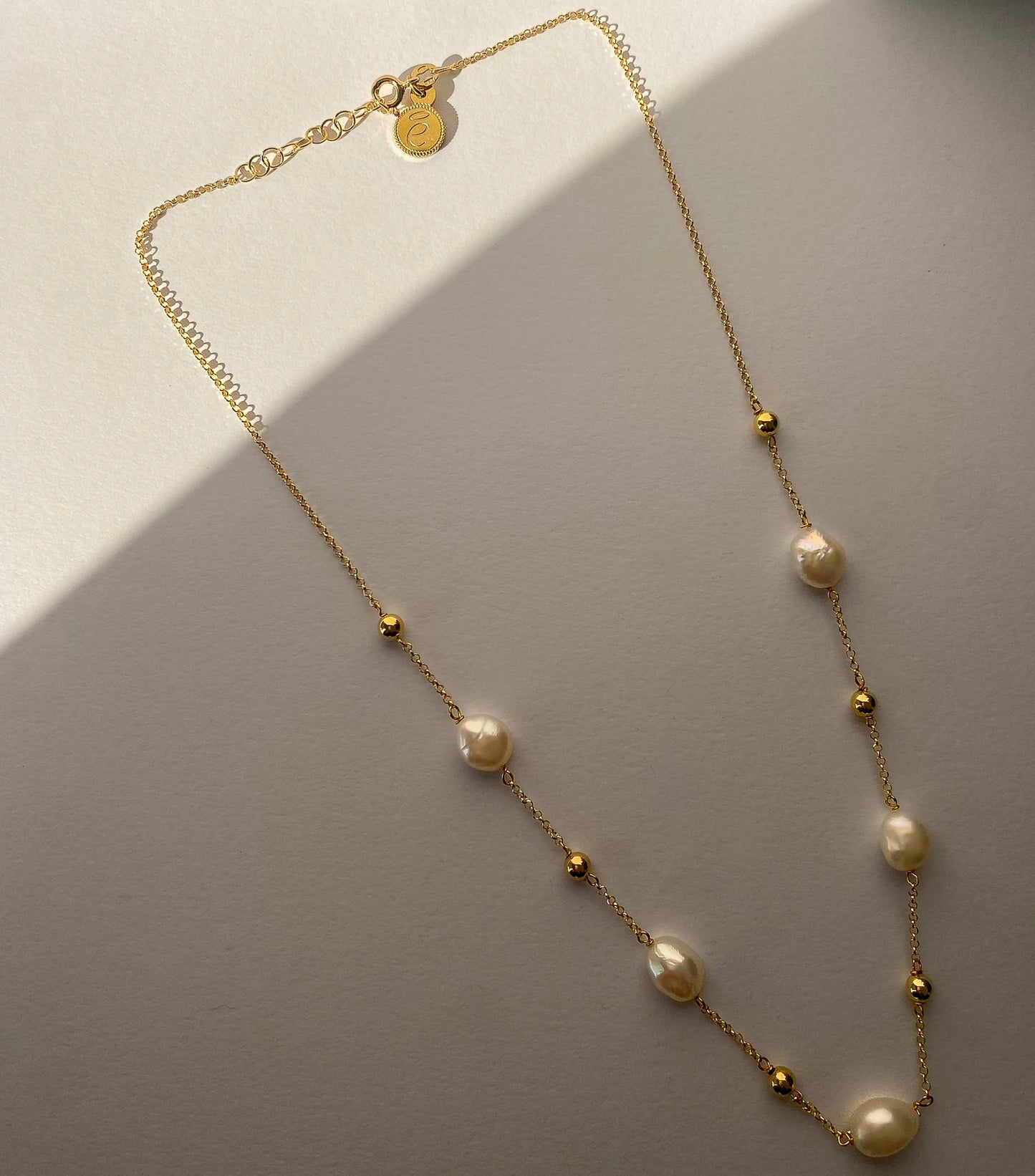 Collar Grace de Bendita Eva con vista lateral, mostrando su elegancia y minimalismo.