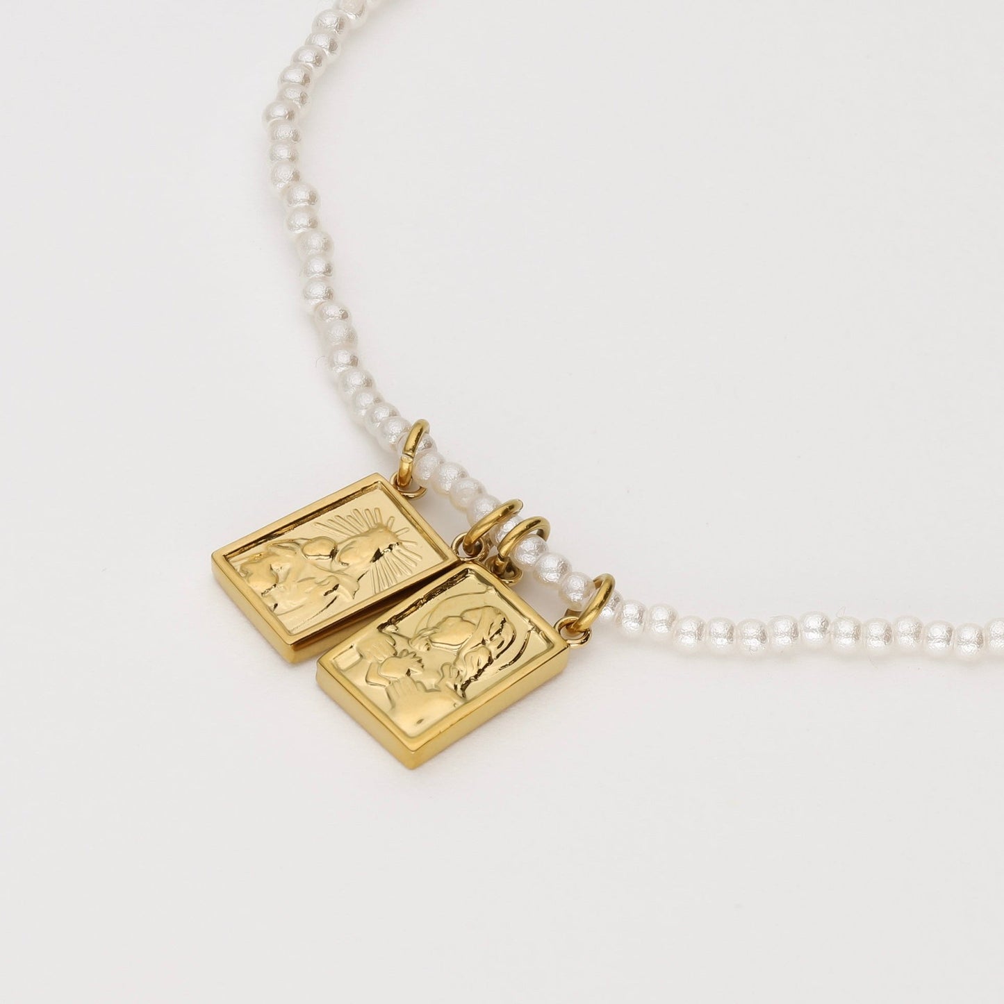 Collar de perlas con escapularios Bendita Eva, mostrando ambos escapularios y diseño elegante.