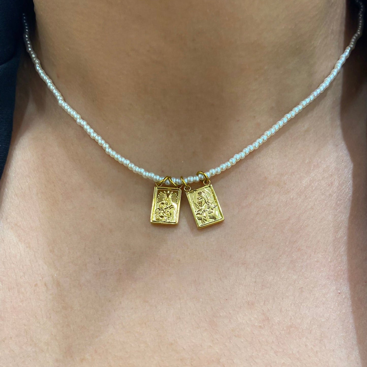 Collar de Perlas con Escapularios Bendita Eva lucido en modelo, mostrando cómo aporta elegancia y un toque de espiritualidad a tu look.