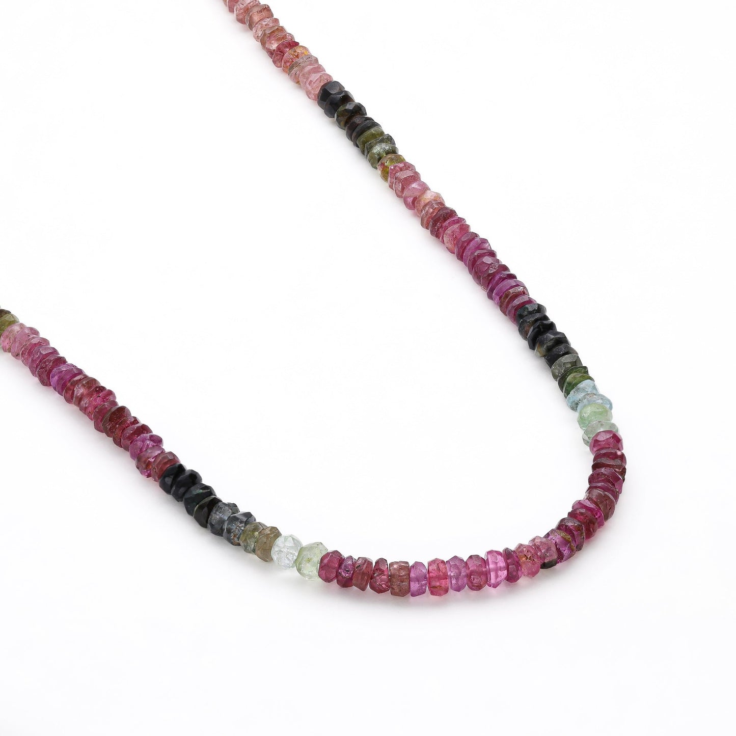 Collar de turmalina multicolor natural de Bendita Eva, detalle de las piedras de 4 mm cuidadosamente seleccionadas, mostrando los tonos verde intenso, rosa suave y negro profundo, enfiladas a mano de manera artesanal para resaltar la belleza y singularidad de cada piedra, ideal como joya con significado espiritual y protección energética.