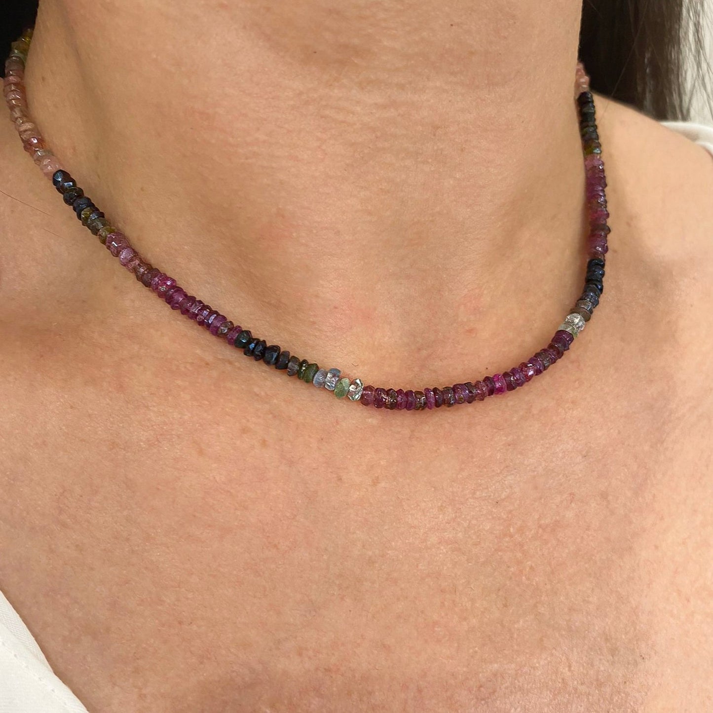 Collar de piedras de 4 mm de Turmalina enfilado a mano de 40 cm con cierre reasa de acero y baño de oro de 18K-Bendita Eva