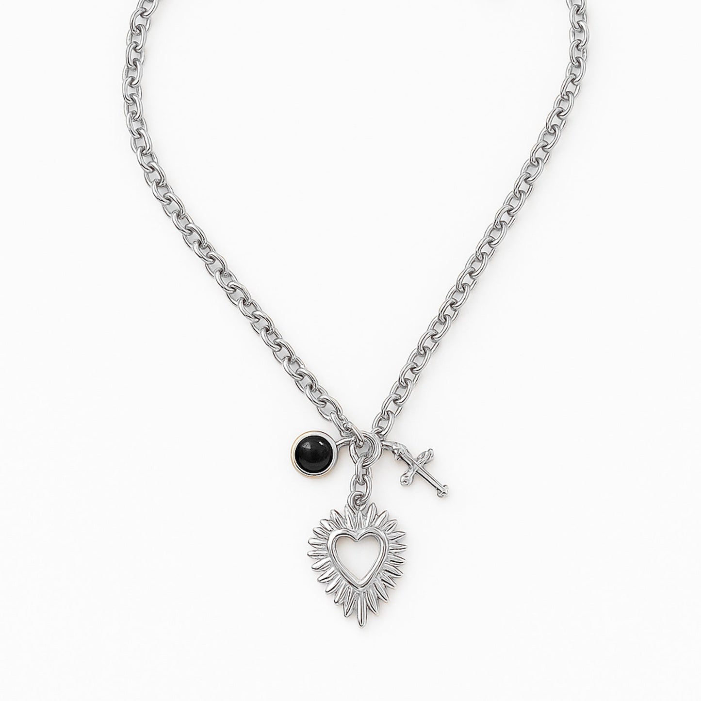 Collar waterproof de Bendita Eva, con charms de corazón, cruz mini y piedra negra. Cadena ajustable de 40 a 45 cm, resistente al agua y hipoalergénico.