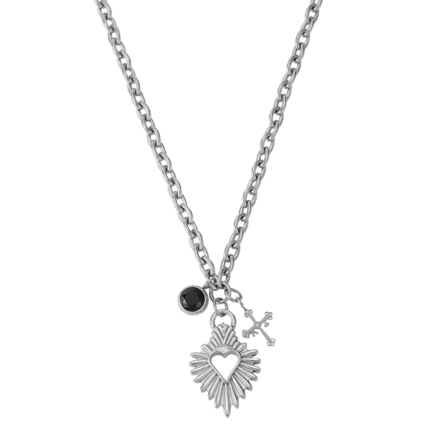 Collar waterproof de Bendita Eva con corazón calado 27x18 mm, cruz mini 9,5x12 mm y charm con piedra negra 7 mm. Diseño moderno y versátil.