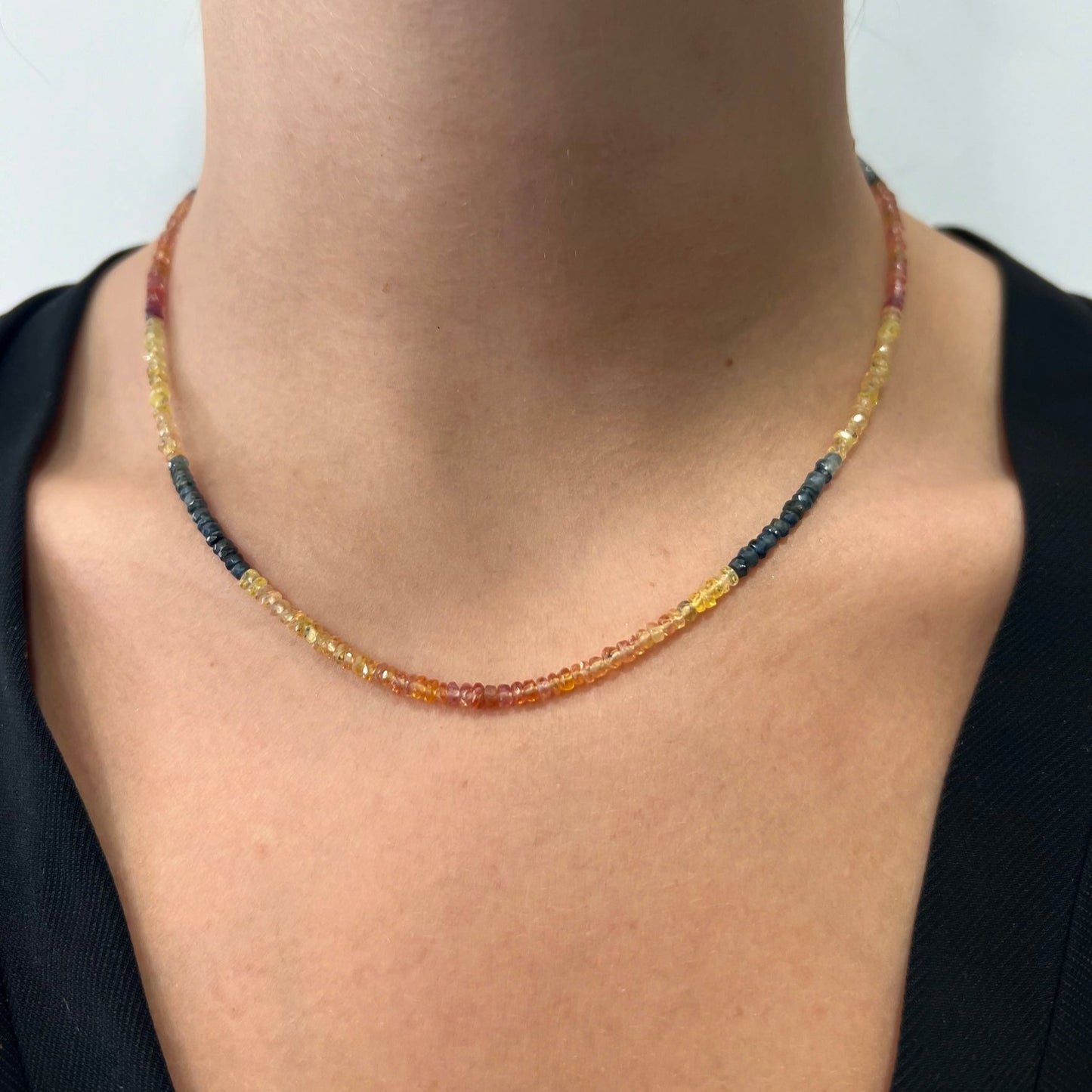 Collar de zafiros multicolor natural de Bendita Eva lucido en modelo, mostrando cómo se adapta elegantemente al cuello y resalta los colores vibrantes de cada piedra.