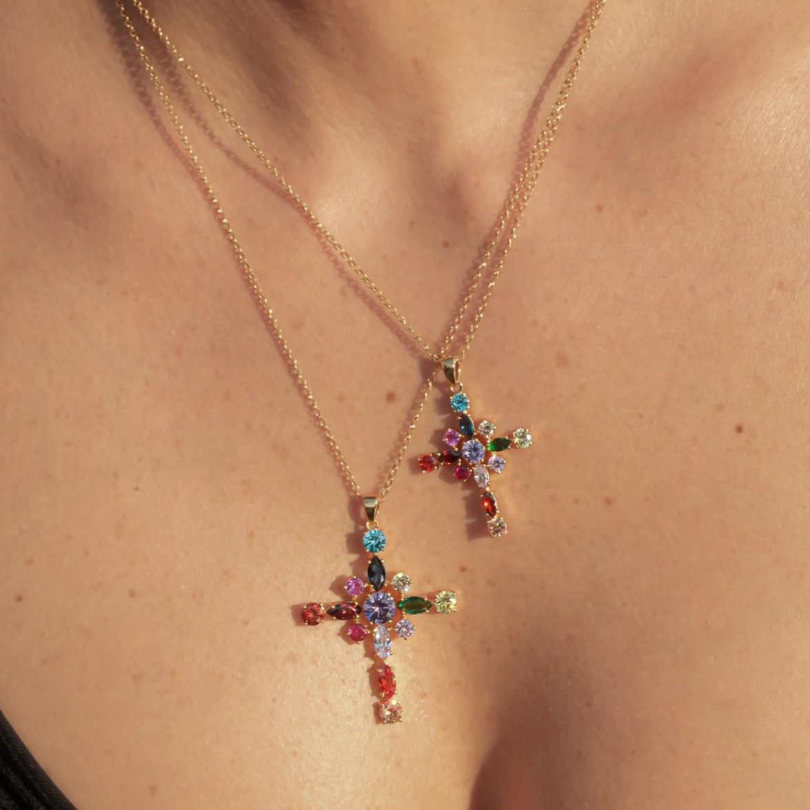 Cruces Patricia de 3 y 4 cm con 14 piedras naturales de colores lucidas por una modelo, joyas de la colección Bendita de Bendita Eva.