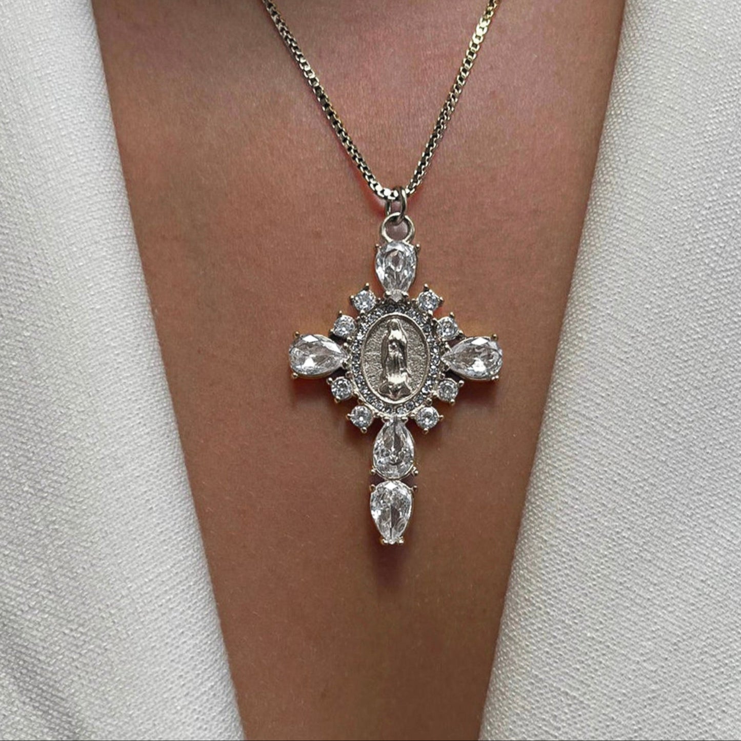 Cruz Bendita Eva con circonitas | Colgante icónico en plata de ley o baño de oro 18K, símbolo de luz y protección, hecho artesanalmente en España.