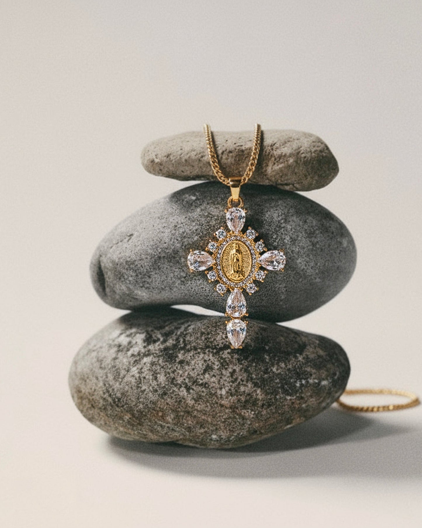 detalle de circonitas blancas en colgante de cruz brillante