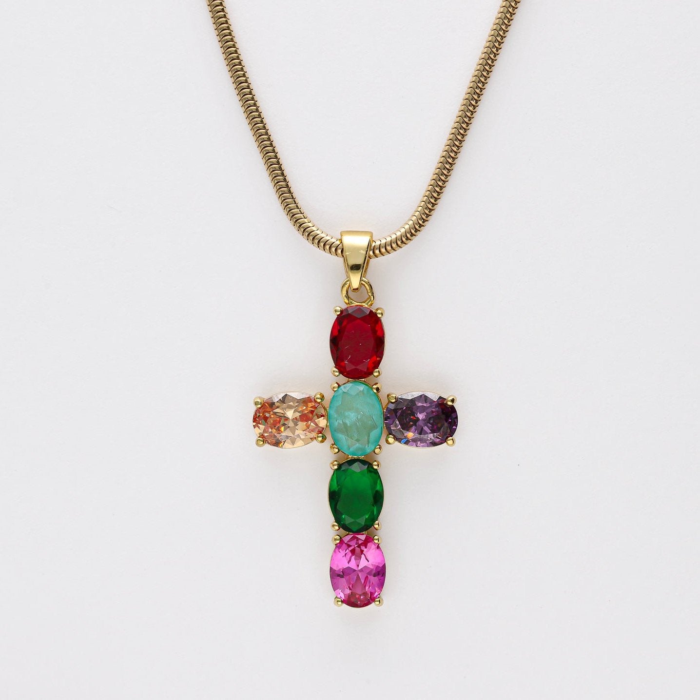 Colgante Cruz de 7 piedras naturales , 3 cm, fabricado en plata de ley y bañada en oro de 18 K - Bendita Eva