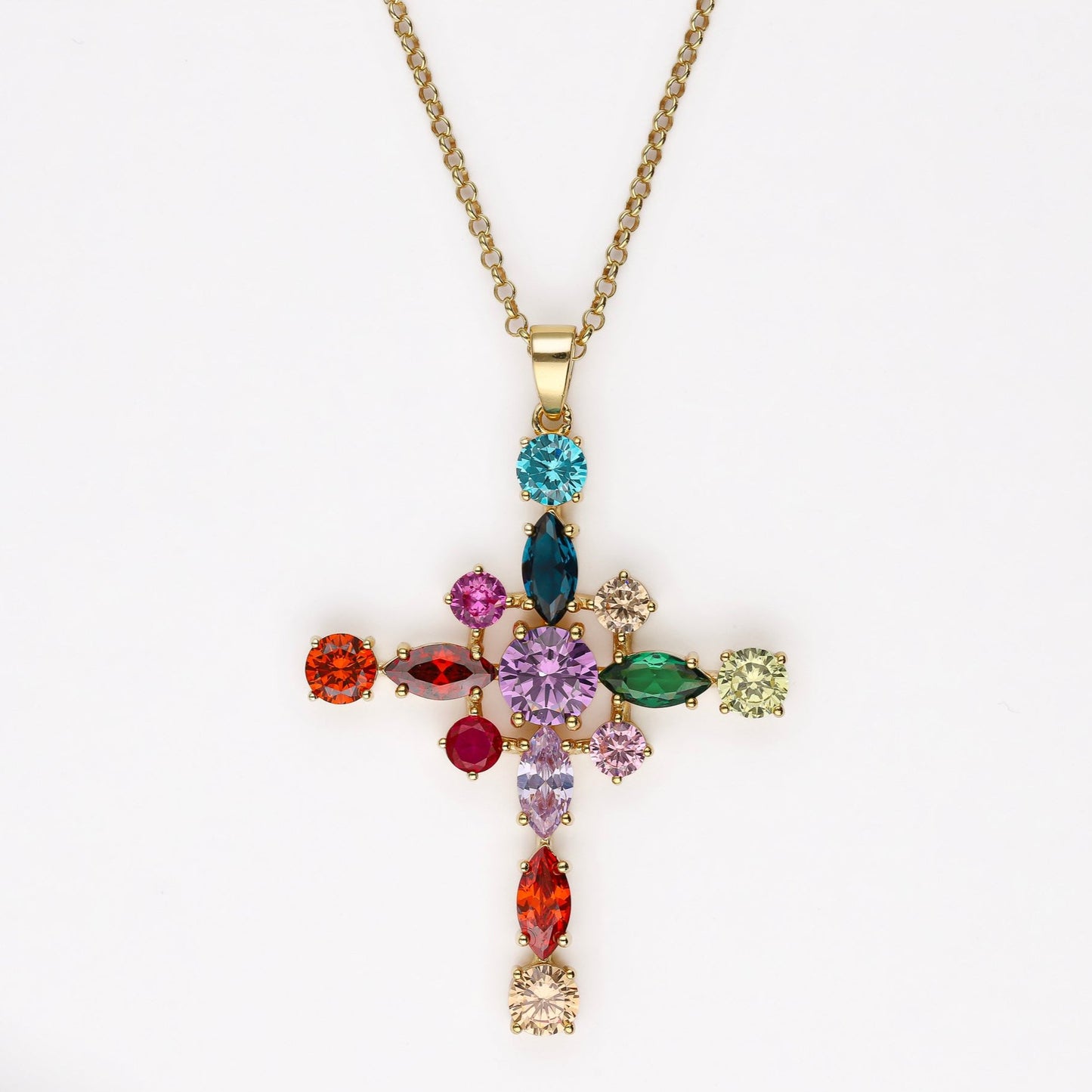 Cruz Patricia de la colección Bendita con piedras de colores en plata de ley bañada en oro de 18K, joya amuleto de Bendita Eva.