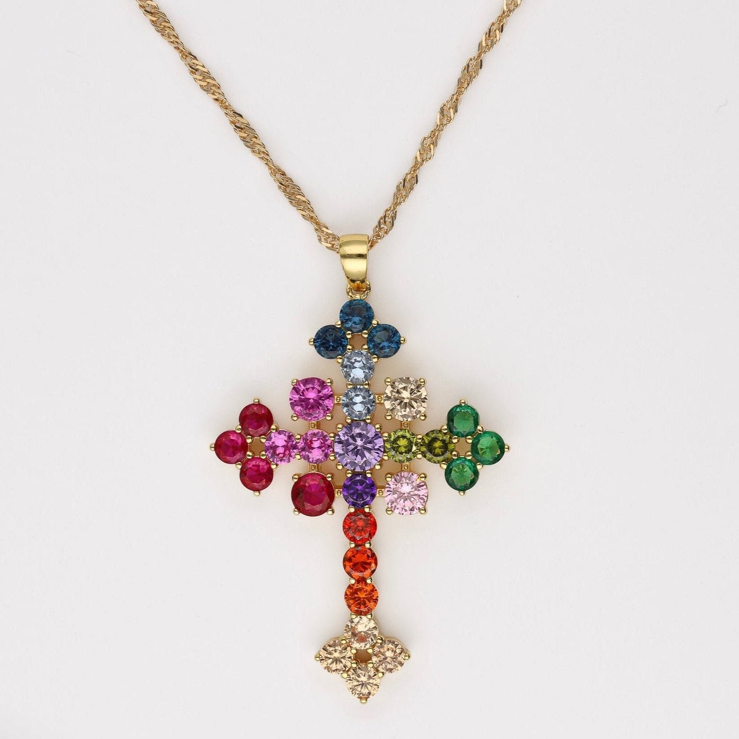 Cruz Victoria de 4 cm con piedras de colores en plata de ley bañada en oro de 18K, joya amuleto de Bendita Eva.