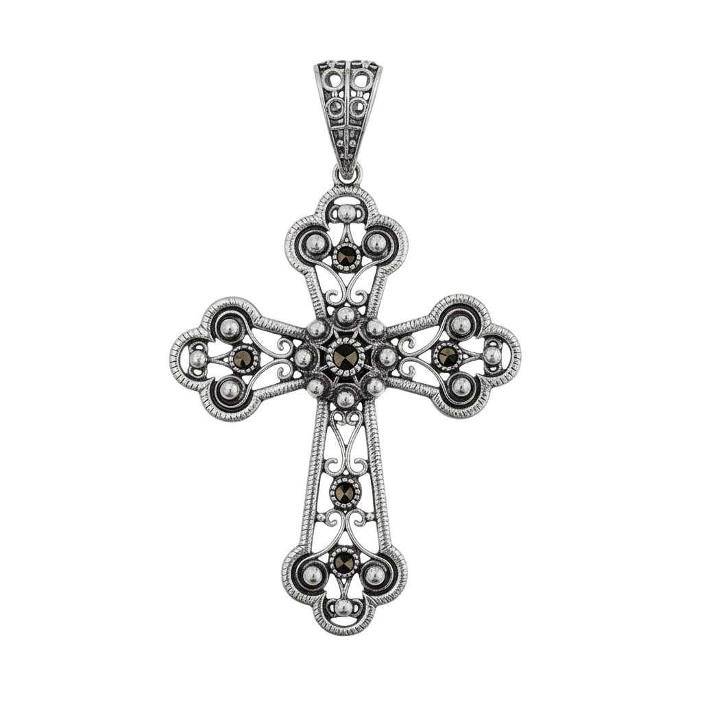 cruz de filigrana con piedras plata de ley destaca por su acabado detallado y su brillo sutil.