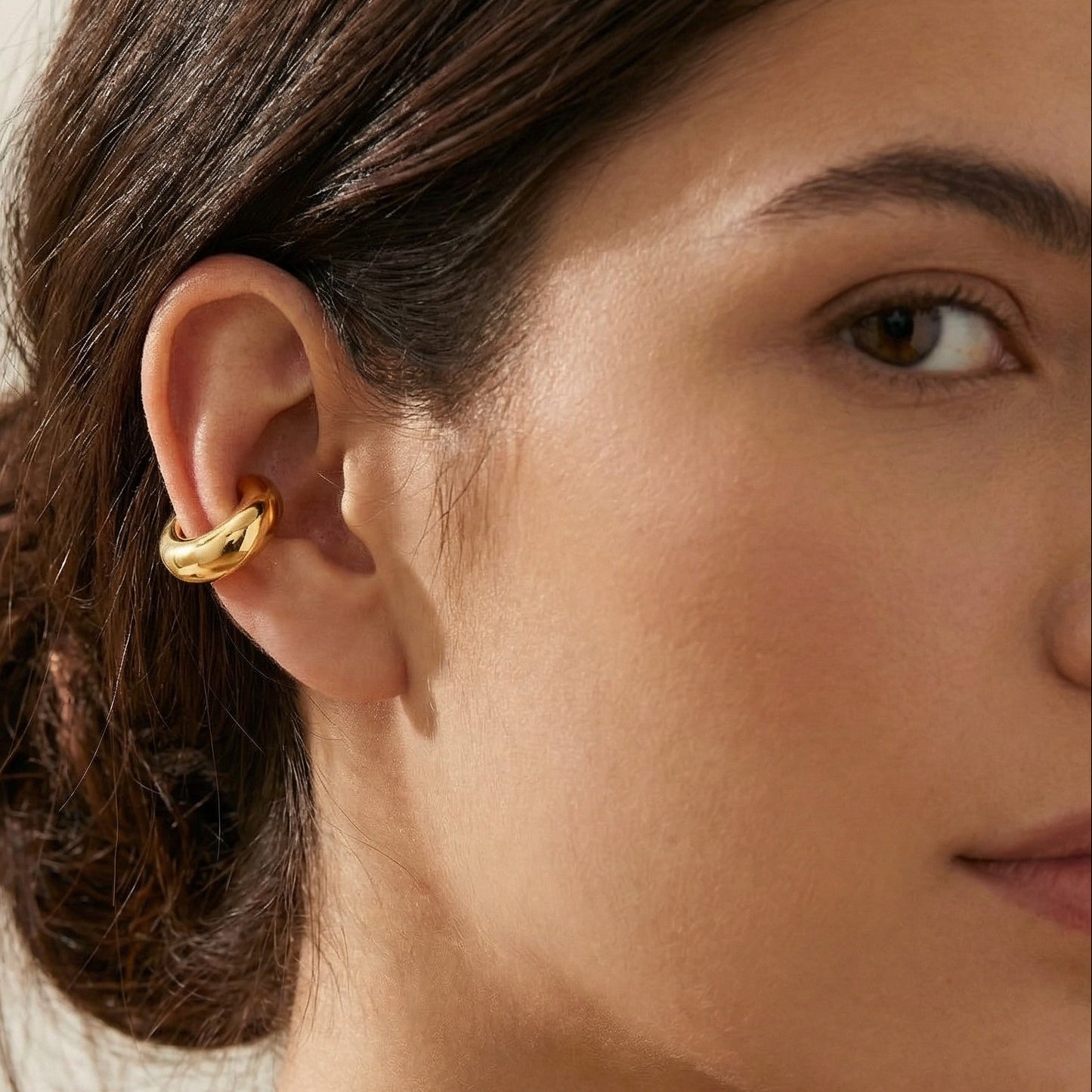 ear cuff liso fabricado artesanalmente en España, una joya actual y fácil de llevar que sigue la tendencia del ear styling-Bendita Eva