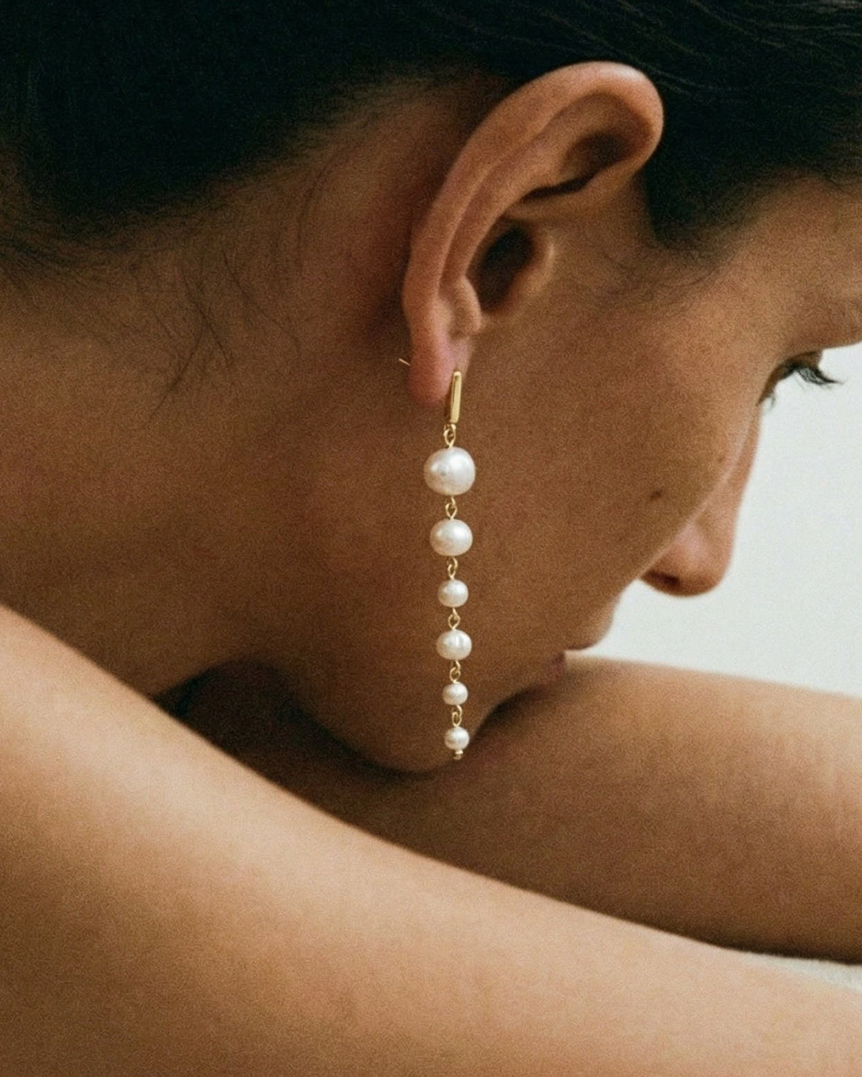 Diseñados y fabricados en España, están elaborados en plata de ley 925 y bañados en oro de 18K, logrando un brillo cálido y duradero que realza la piel con sutileza.