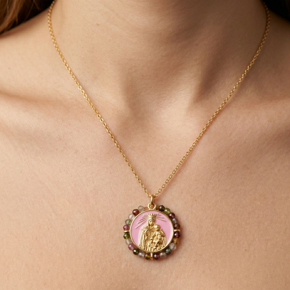 la Virgen del Carmen y rodeada de piedras Turmalina- Bendita Eva