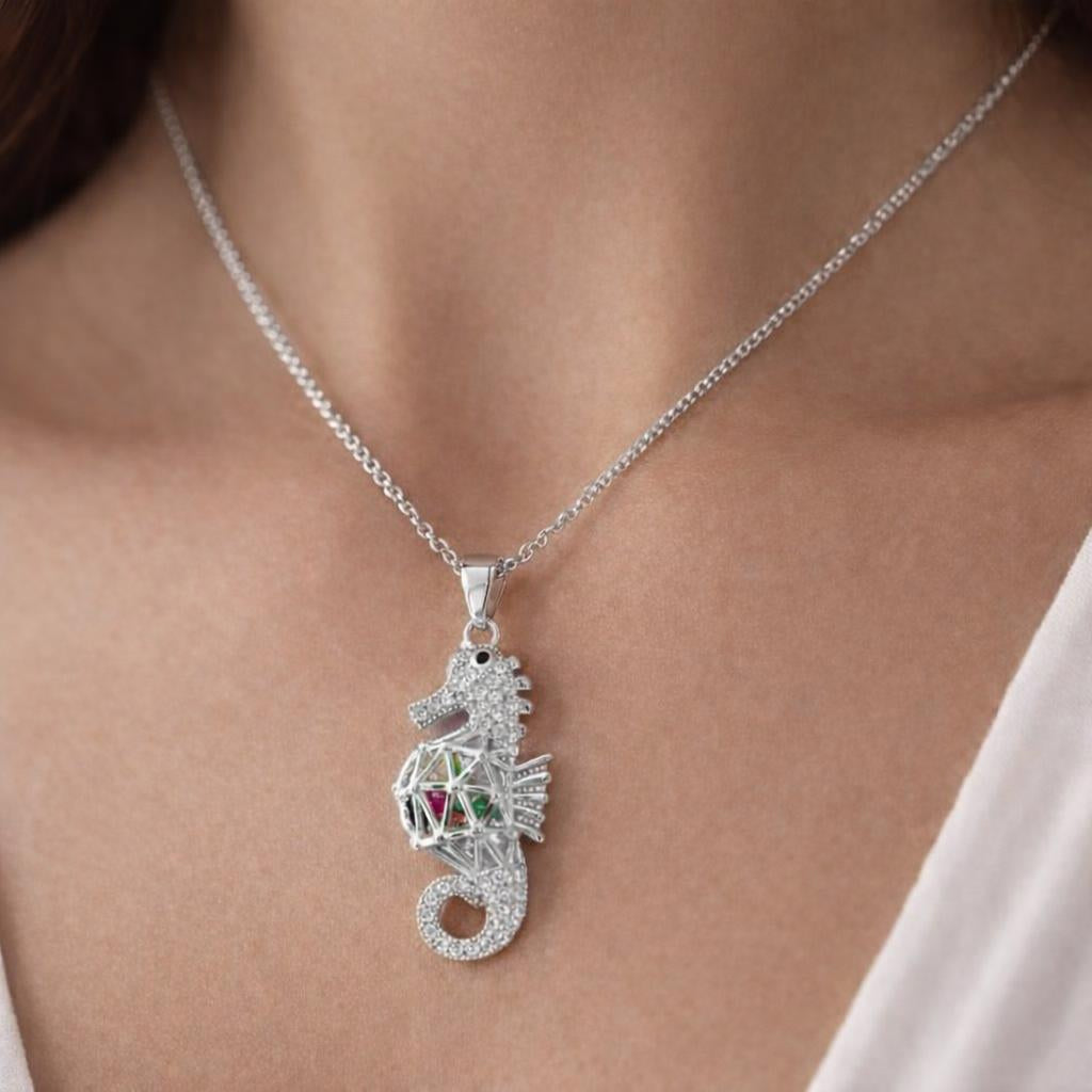 Llamador de ángeles con caballito de mar de Bendita Eva en plata de ley lucido en modelo. Mide 34 mm, joya artesanal espiritual que aporta equilibrio, protección y buena energía.