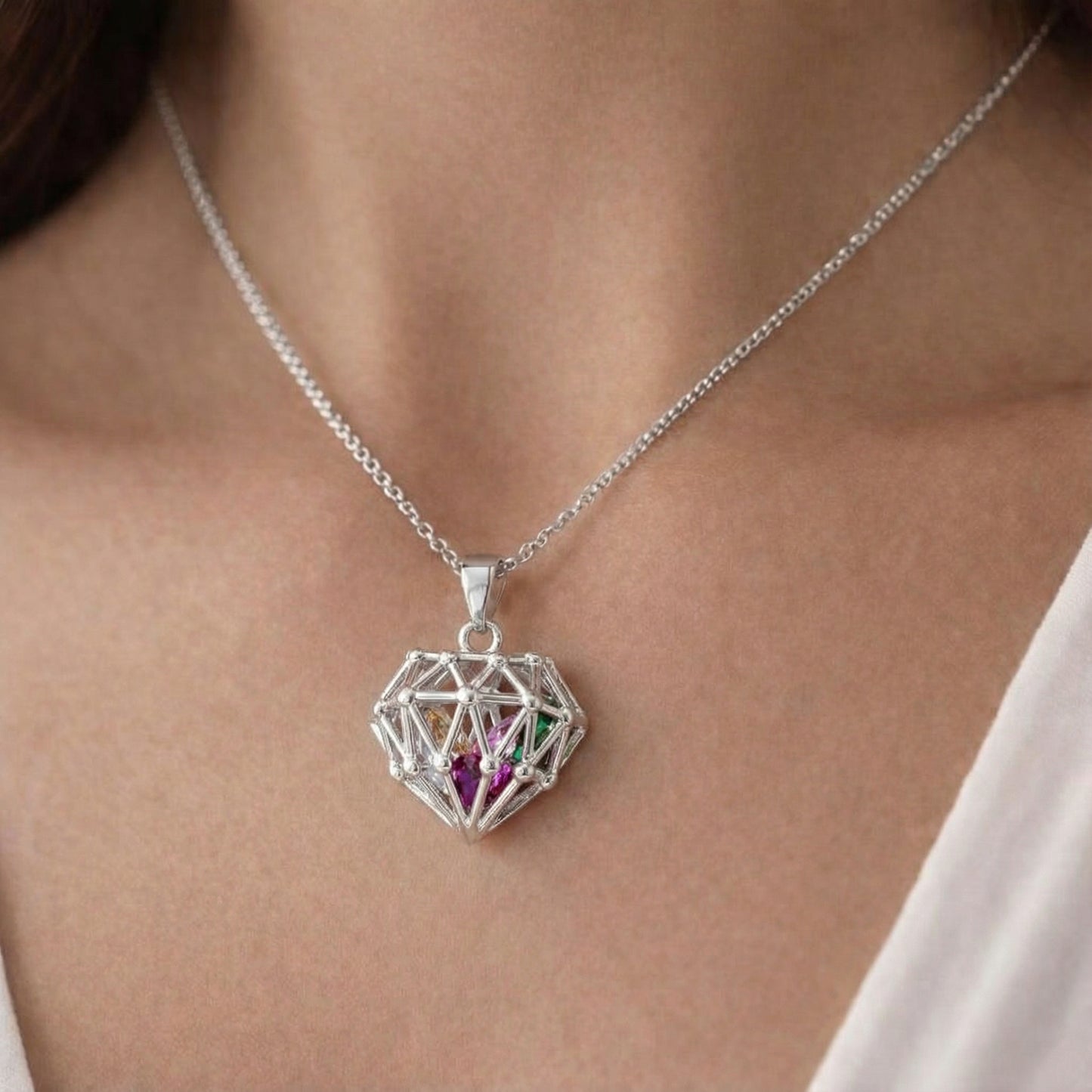 Mide 20&nbsp;mm y está fabricado en España de manera artesanal en plata de ley convirtiendose en una joya especial y atemporal.&nbsp;