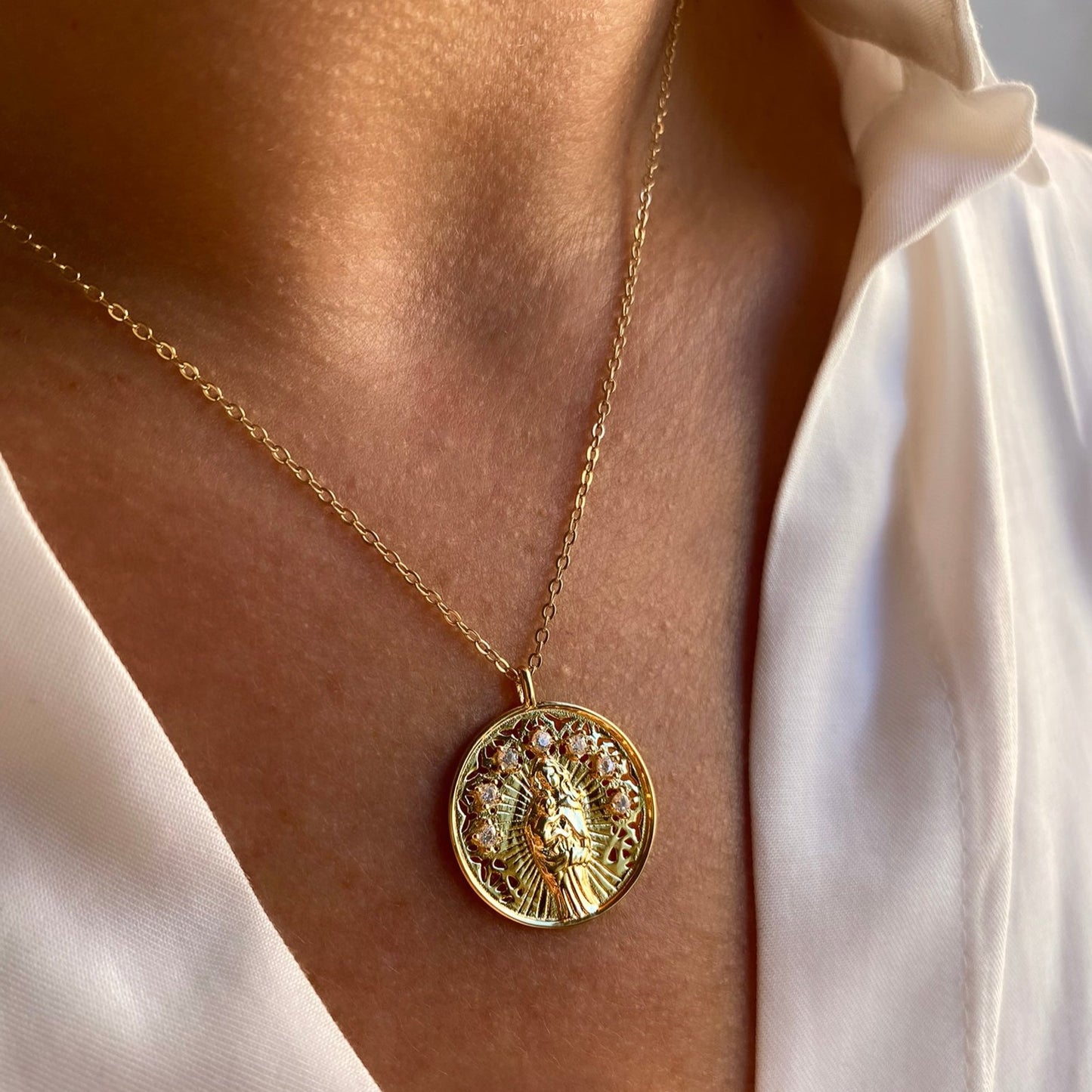 Medalla Virgen de la Alegria fabricado en plata de ley y bañado en oro de 18K - Bendita Eva, lucida en modelo.