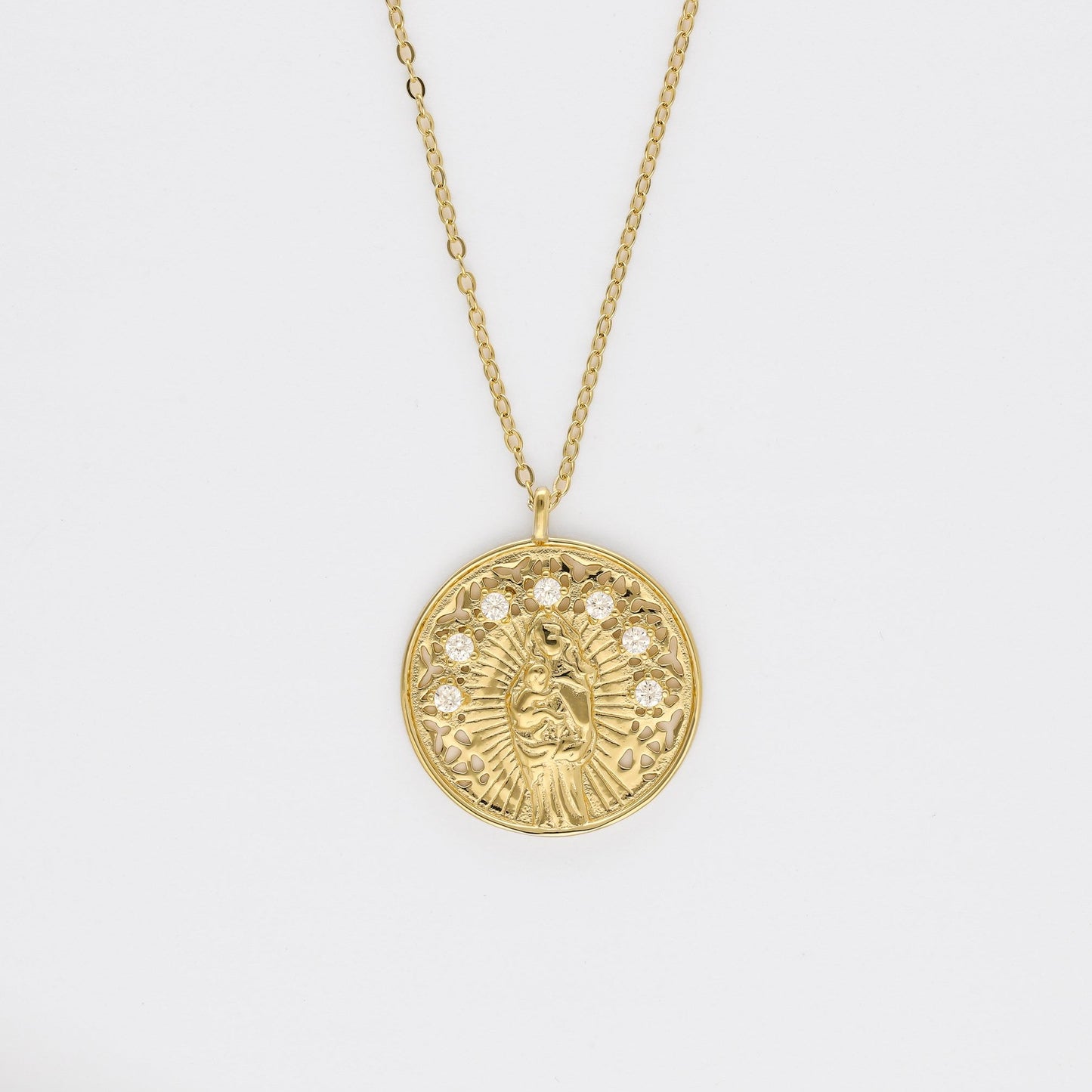 Medalla de la Virgen de la Alegría con circonitas blancas en plata de ley 925 bañada en oro de 18K, joya de energía positiva de Bendita Eva.