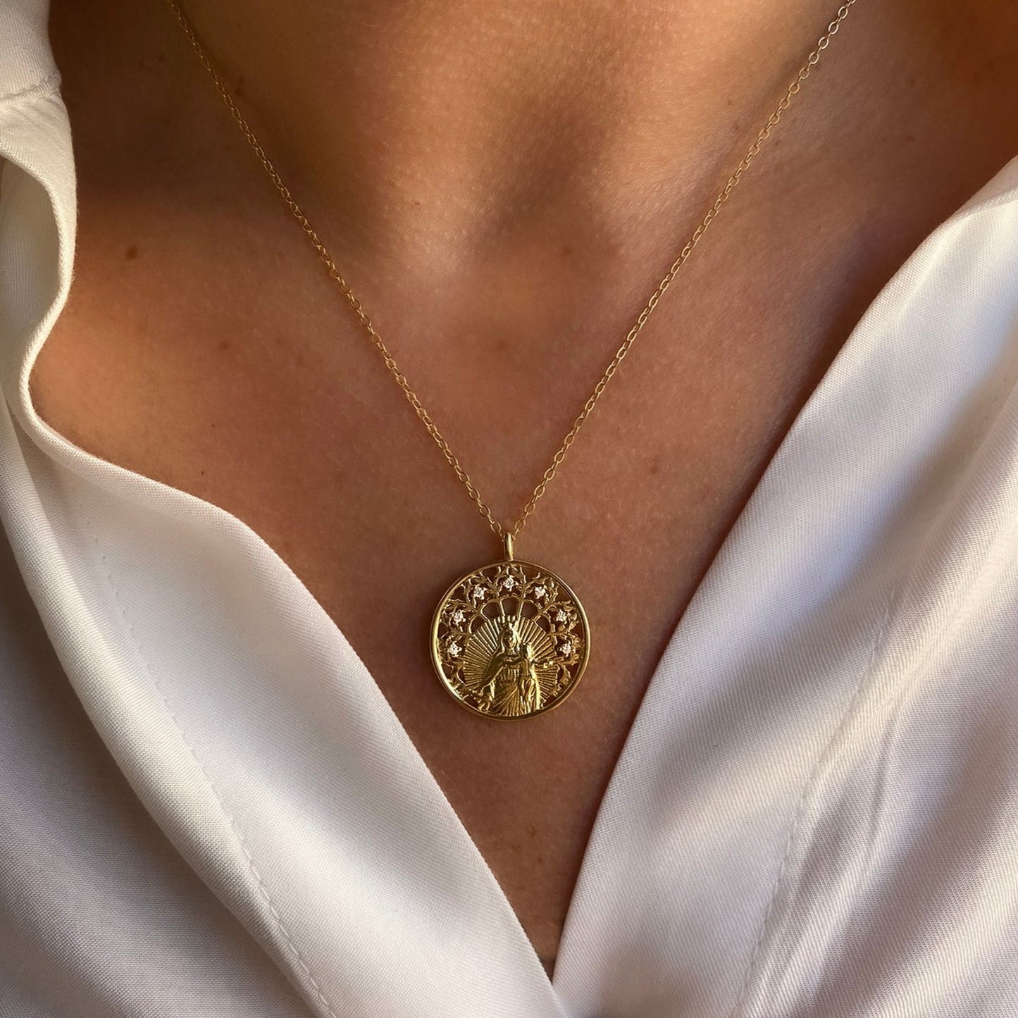 Medalla de la Virgen del Carmen en plata de ley 925 bañada en oro de 18K con circonitas, joya simbólica de Bendita Eva.