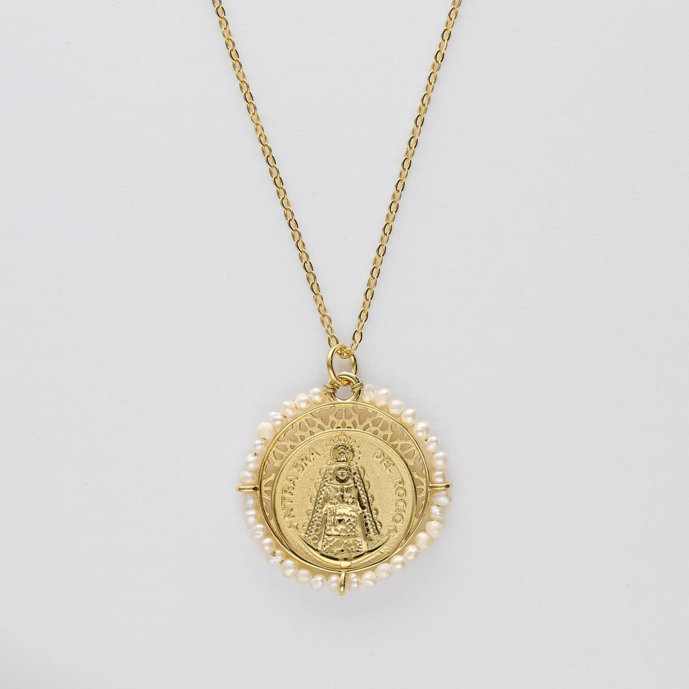 Colgante medalla Virgen del Rocio plata de ley bañada en oro y perlas