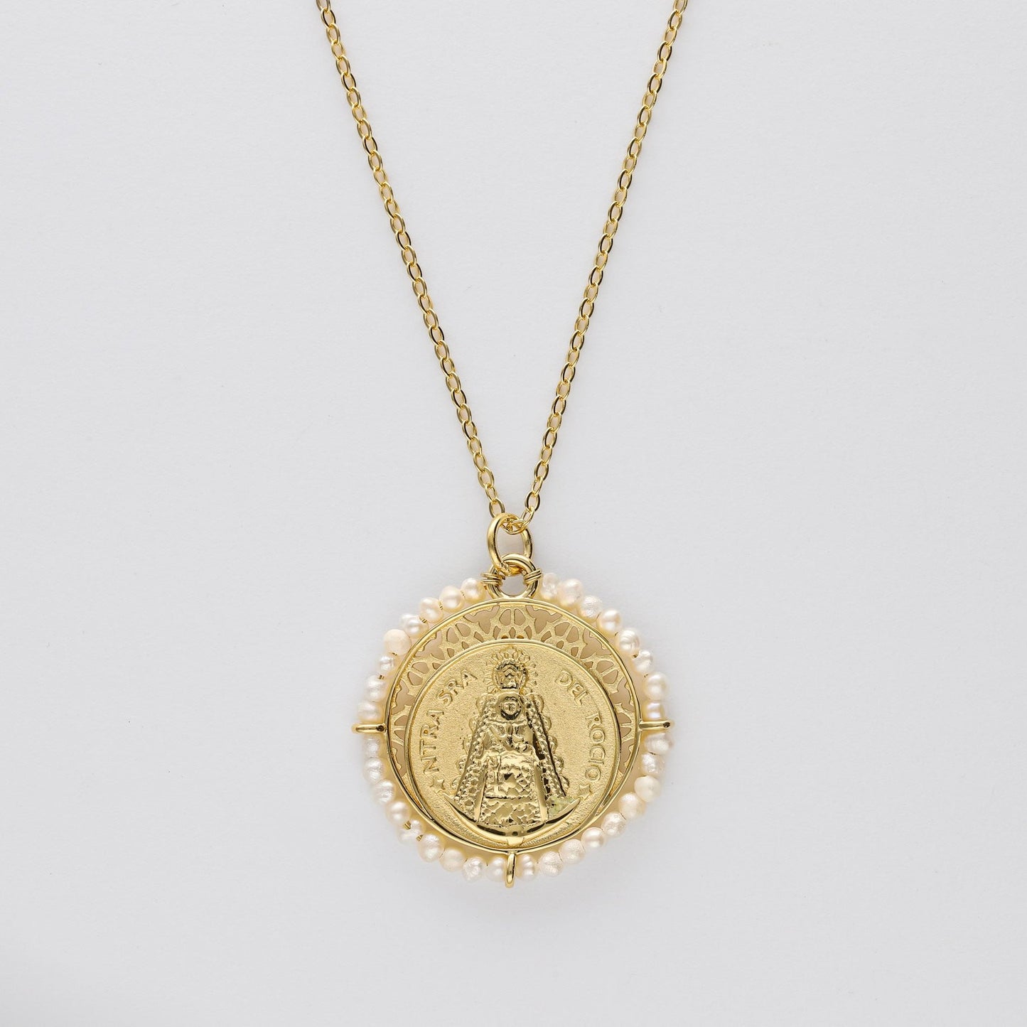 Medalla de la Virgen del Rocío con perlas naturales en plata de ley 925 bañada en oro de 18K, joya simbólica de Bendita Eva.