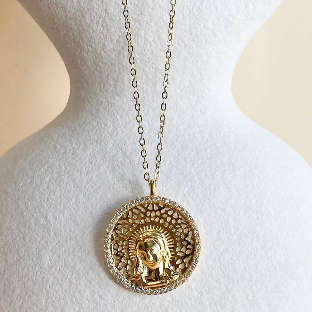 
                      
                        Medalla de la Virgen Maria bañada en oro de 18k de Bendita Eva | Colgantes con simbolismo espiritual, joyas de plata bañadas en oro 18K creadas en España con alma y propósito.
                      
                    