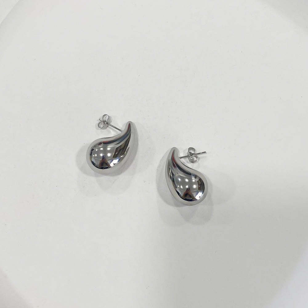 
                      
                        Pendientes gota color plata de acero inoxidable - Bendita Eva
                      
                    