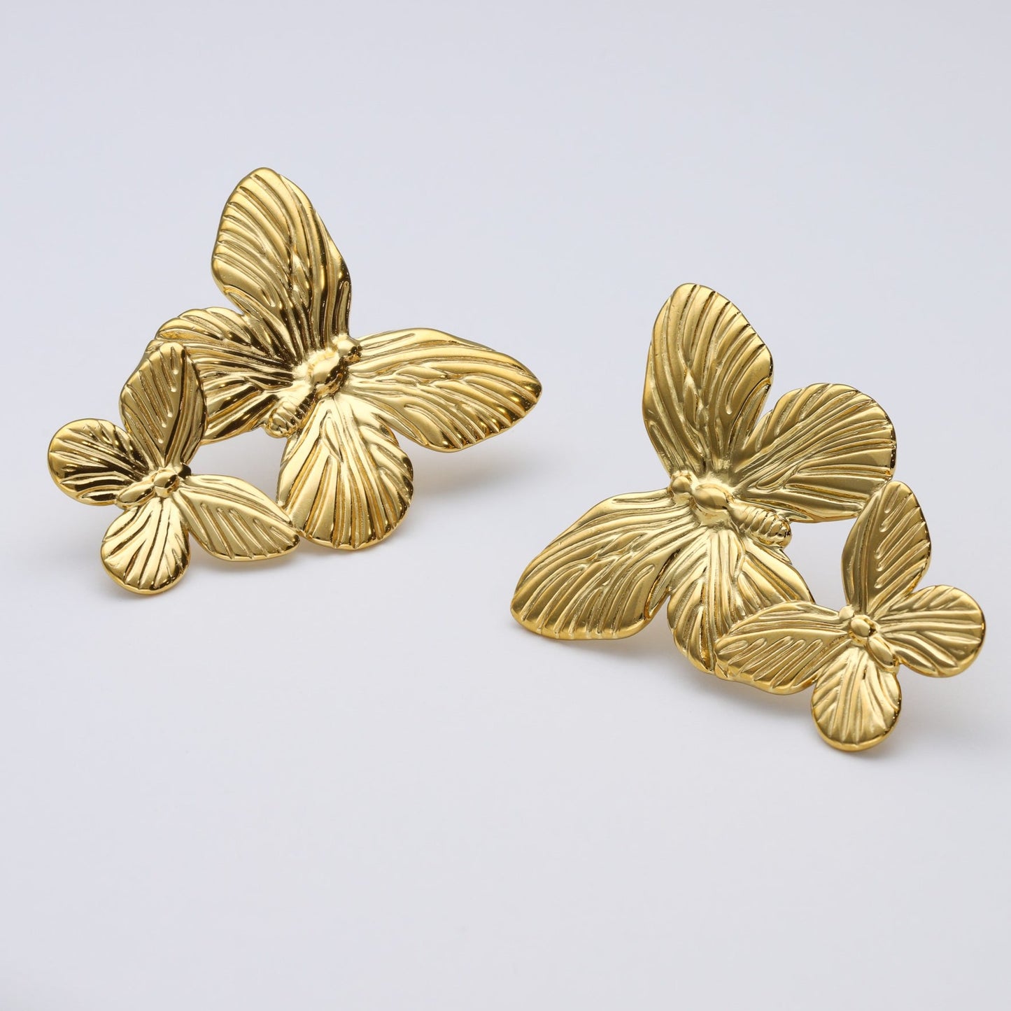 Pendientes mariposa largos de acero inoxidable y baño de oro de 18 kt- Bendita Eva