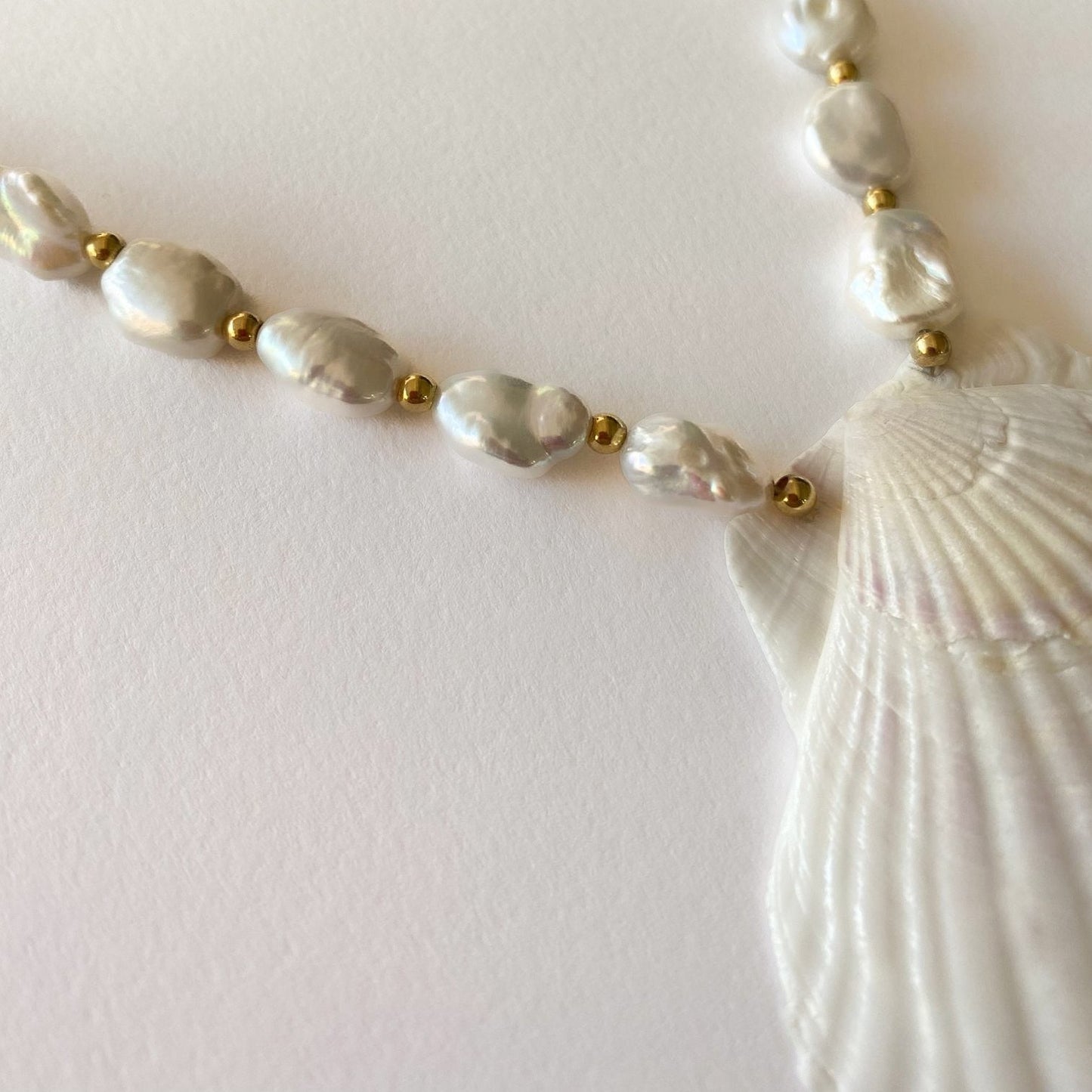 Collar de perlas barrocas con concha natural - Bendita Eva