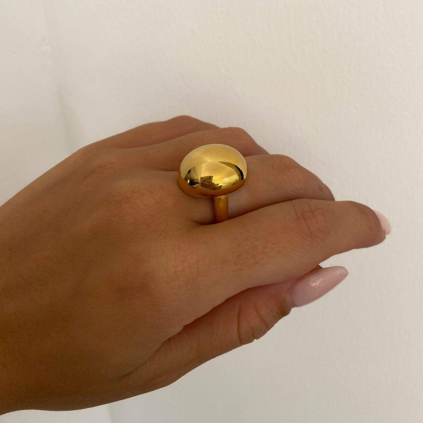 Anillo de plata de ley bañado en oro 18K ajustable con una bola de 25 mm y que combina con el colgante y los pendientes en oro de bola de Bendita Eva