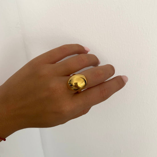 Anillo de plata de ley bañado en oro 18K ajustable con una bola de 25 mm y que combina con el colgante y los pendientes en oro de bola de Bendita Eva