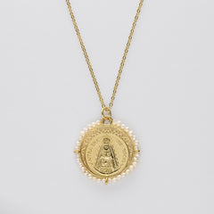 Colgante medalla Virgen del Rocio plata de ley bañada en oro y perlas