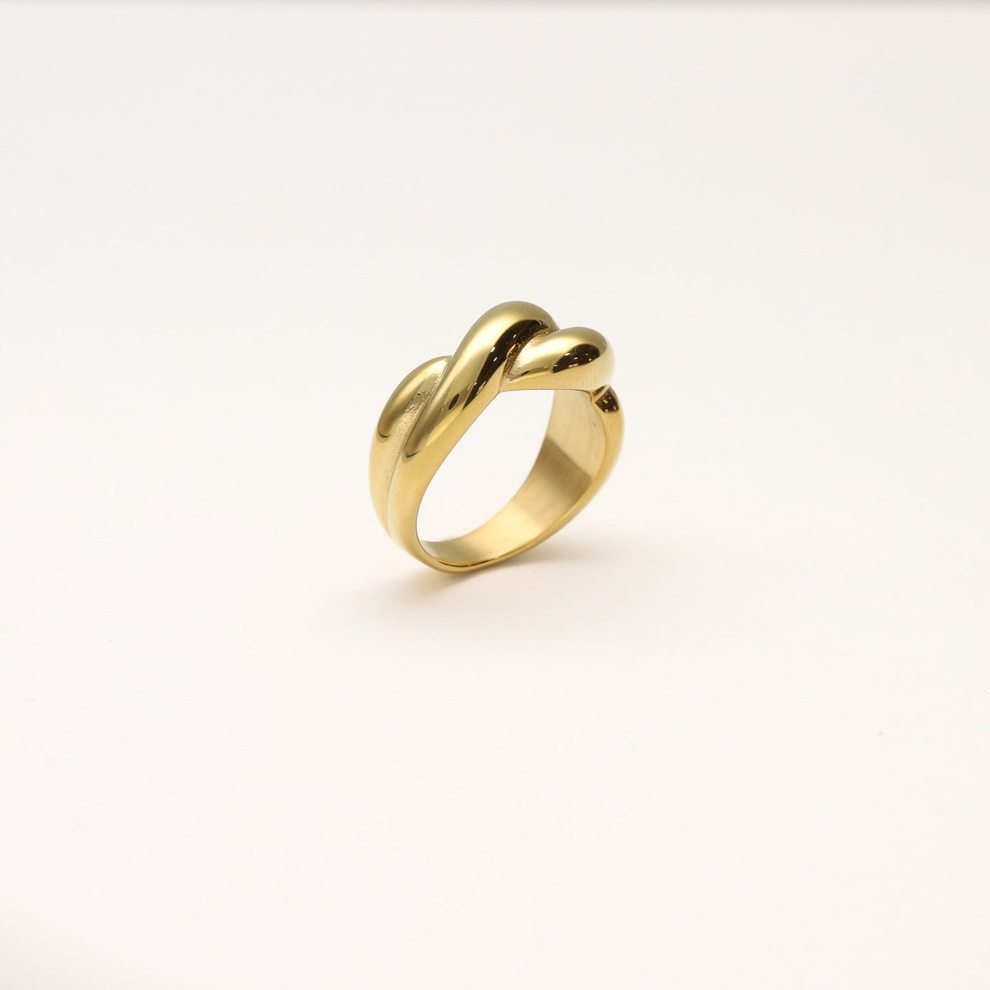 anillo entrelazado oro waterproof - Bendita Eva