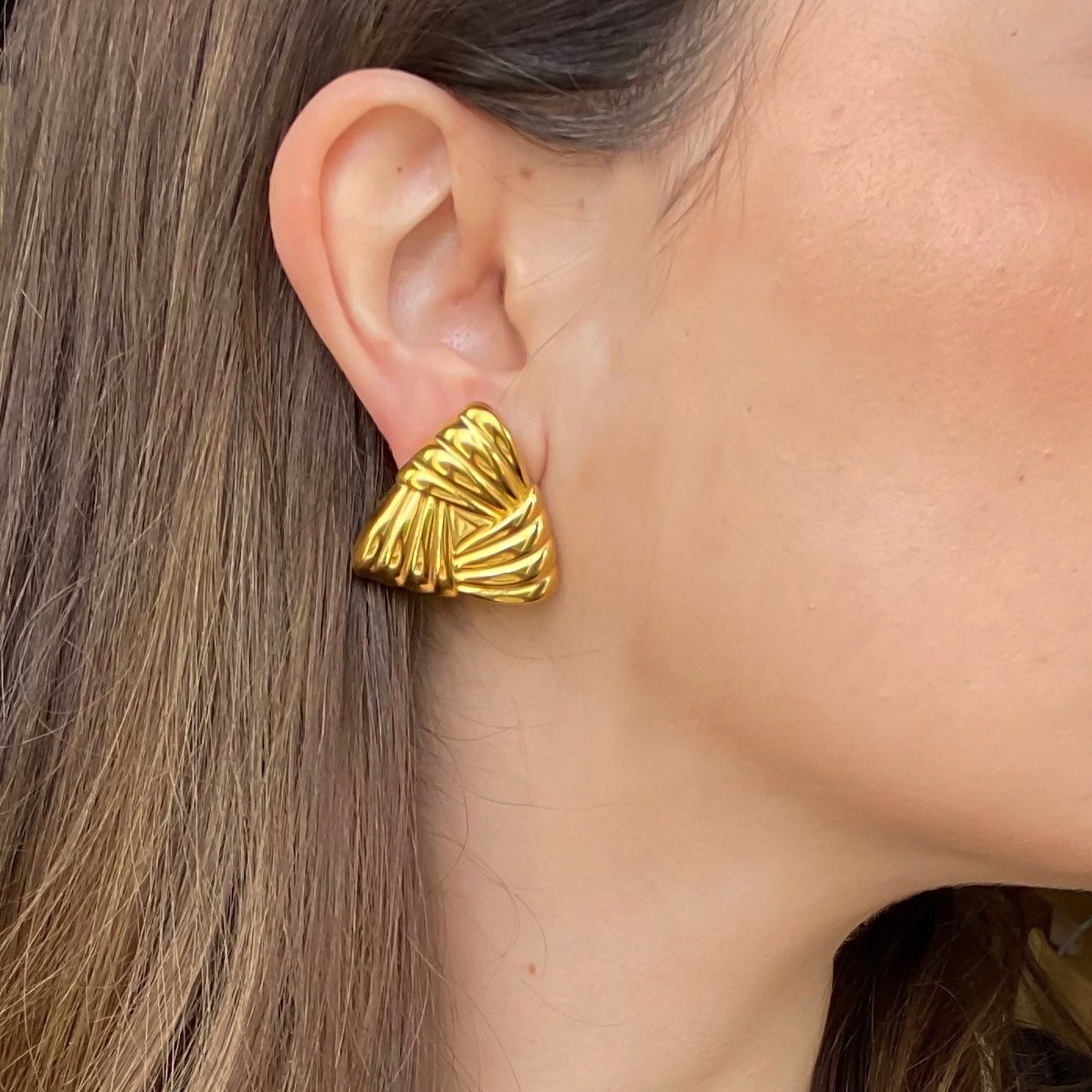 Pendientes Triángulos XL de Benditaeva, oro 18K, diseño moderno y texturizado, 25 mm, resistentes al agua, hipoalergénicos y duraderos.